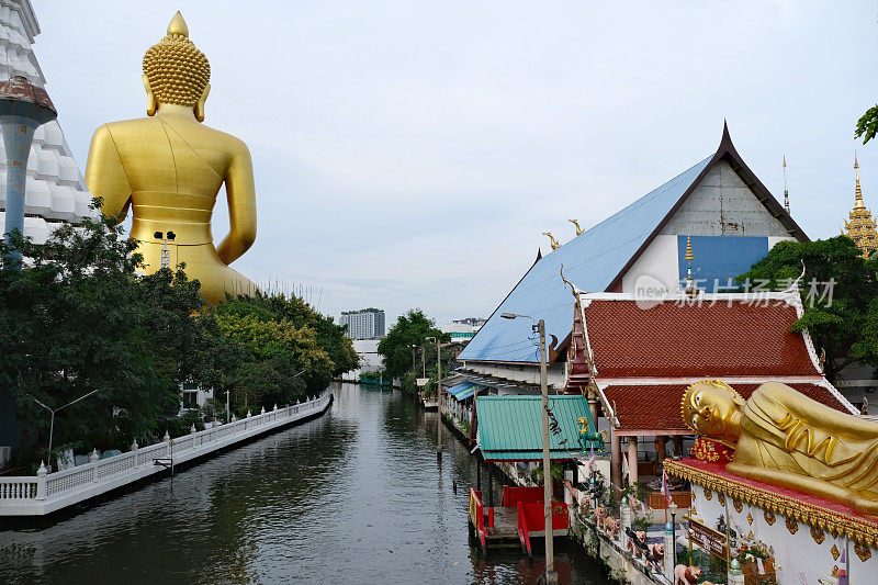 泰国帕西沙翁区，Khlong Dan上的Wat Paknam Bhasicharoen大佛